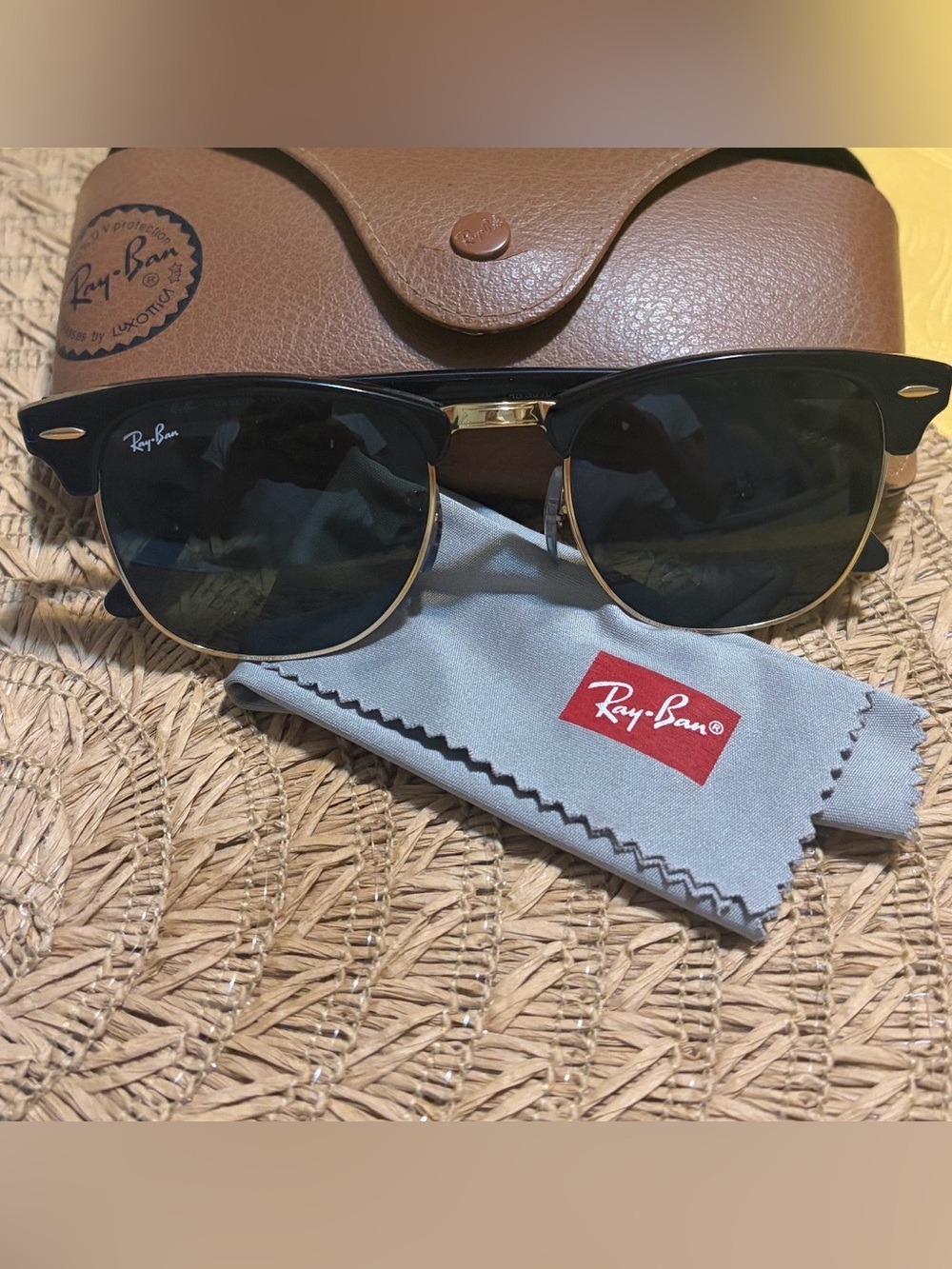 Ray-Ban Clubmaster Accessories with Black Text and Red Logo